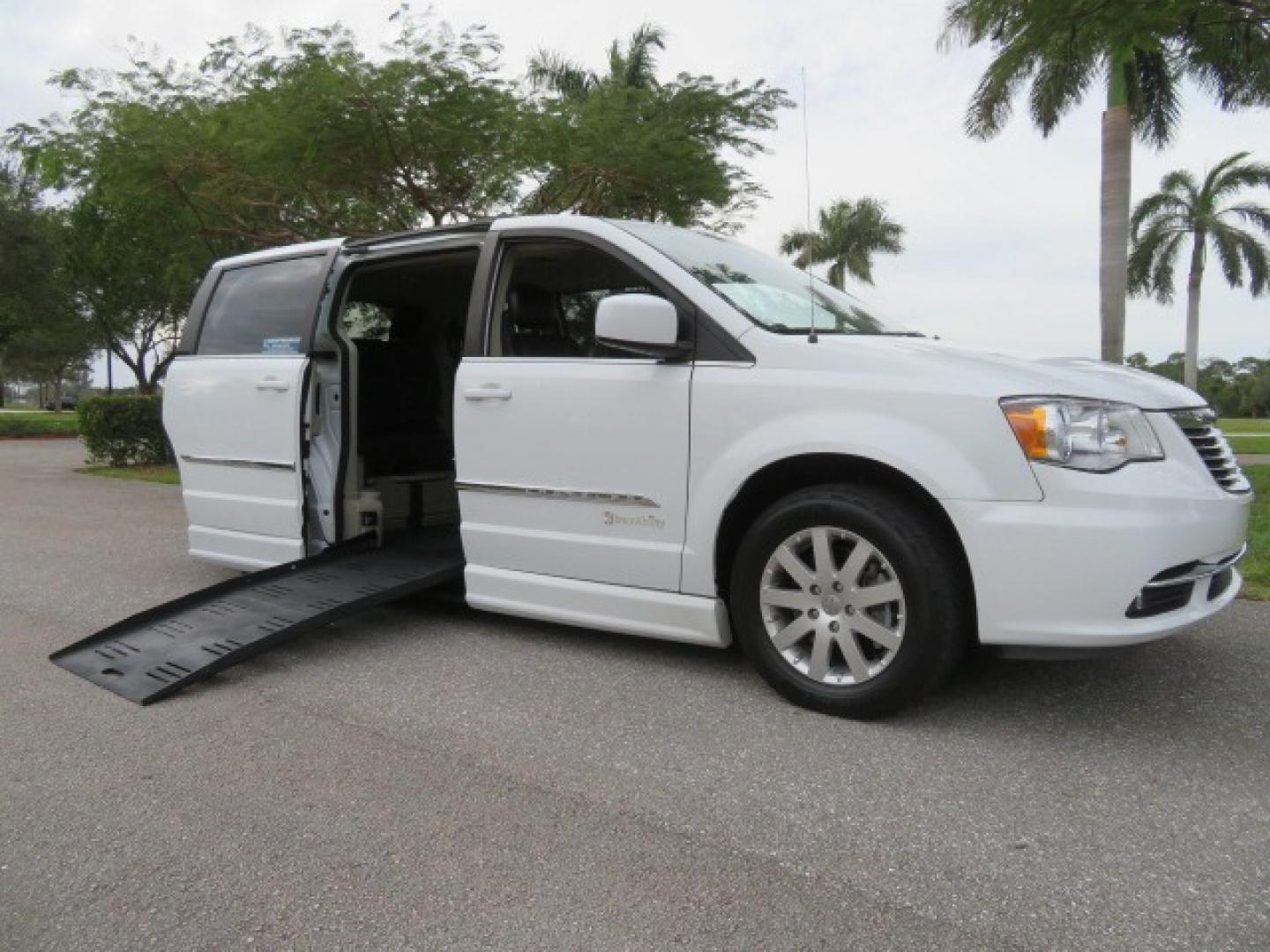 2014 White /Black Chrysler Town & Country (2C4RC1BG4ER) , located at 4301 Oak Circle #19, Boca Raton, FL, 33431, (954) 561-2499, 26.388861, -80.084038 - Photo#34